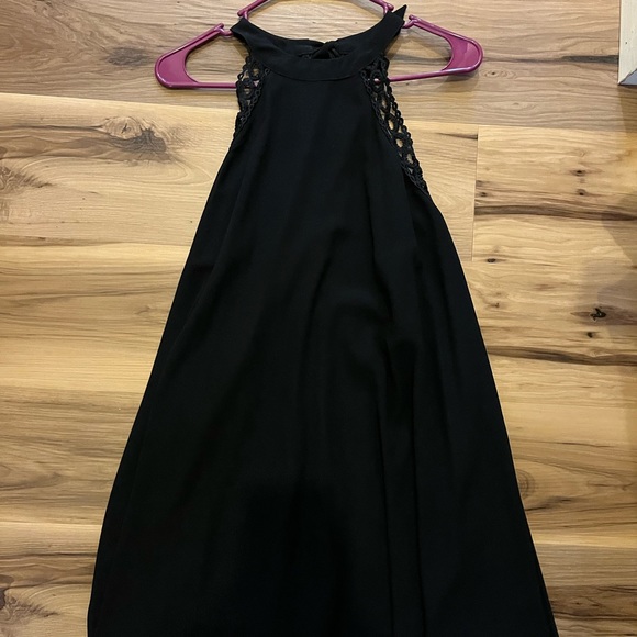 Black Backless Detailed dress - Picture 3 of 4